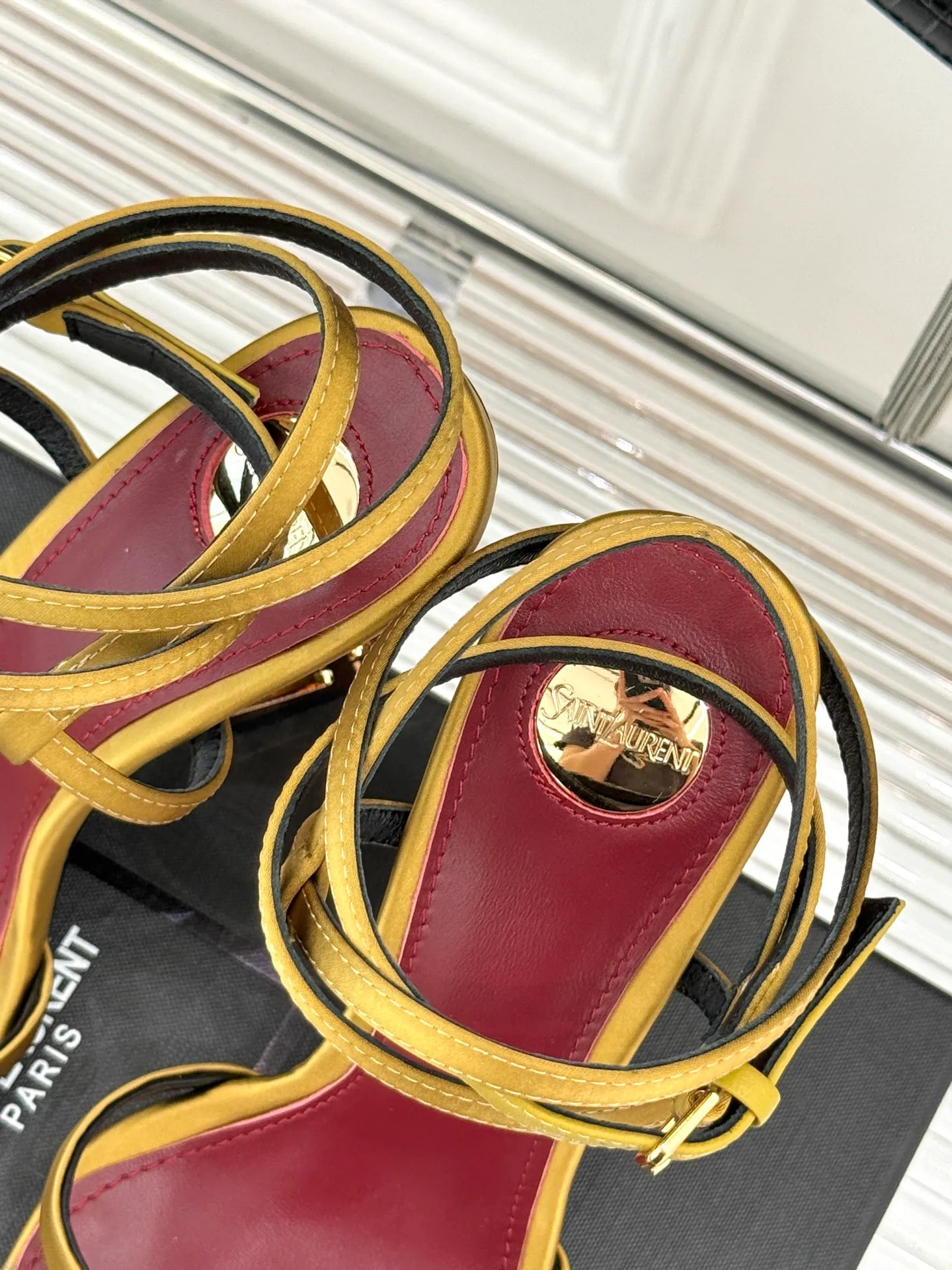 👟👟Ex-factory price 600👟👟 Saint Lauren*YSL Saint Laurent classic spring and summer letter heel cross-strap high-heeled sandals. High-heeled shoes that are suitable for both men and women. I love them. They are indeed the brand that understands women best. They are sold out as soon as they are new‼ ️ Especially the side lines are designed to be smooth, natural and slimming, making the whole pair of shoes layered and feminine. No matter what your usual style is, you must try it! The upper is made of imported cow patent leather, the lining is mixed sheepskin, and the Italian genuine leather outsole Heel height: 10.5cm Size: 35-39 (34/40/41 customized)